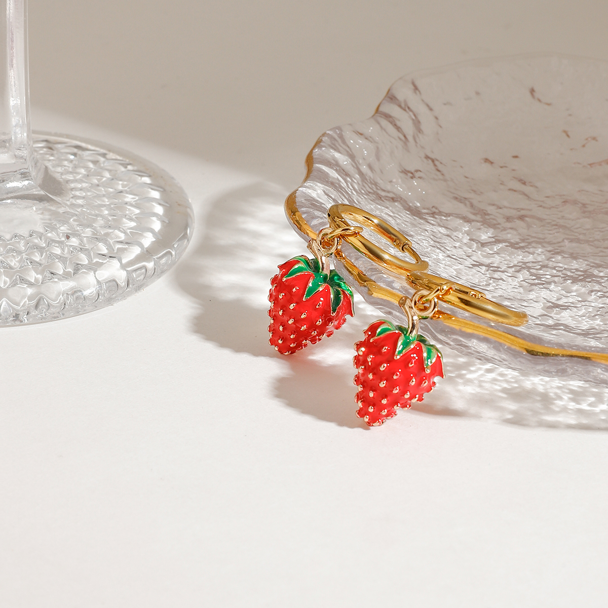 Sweet Strawberry – detail pozlacených náušnic s jahůdkou